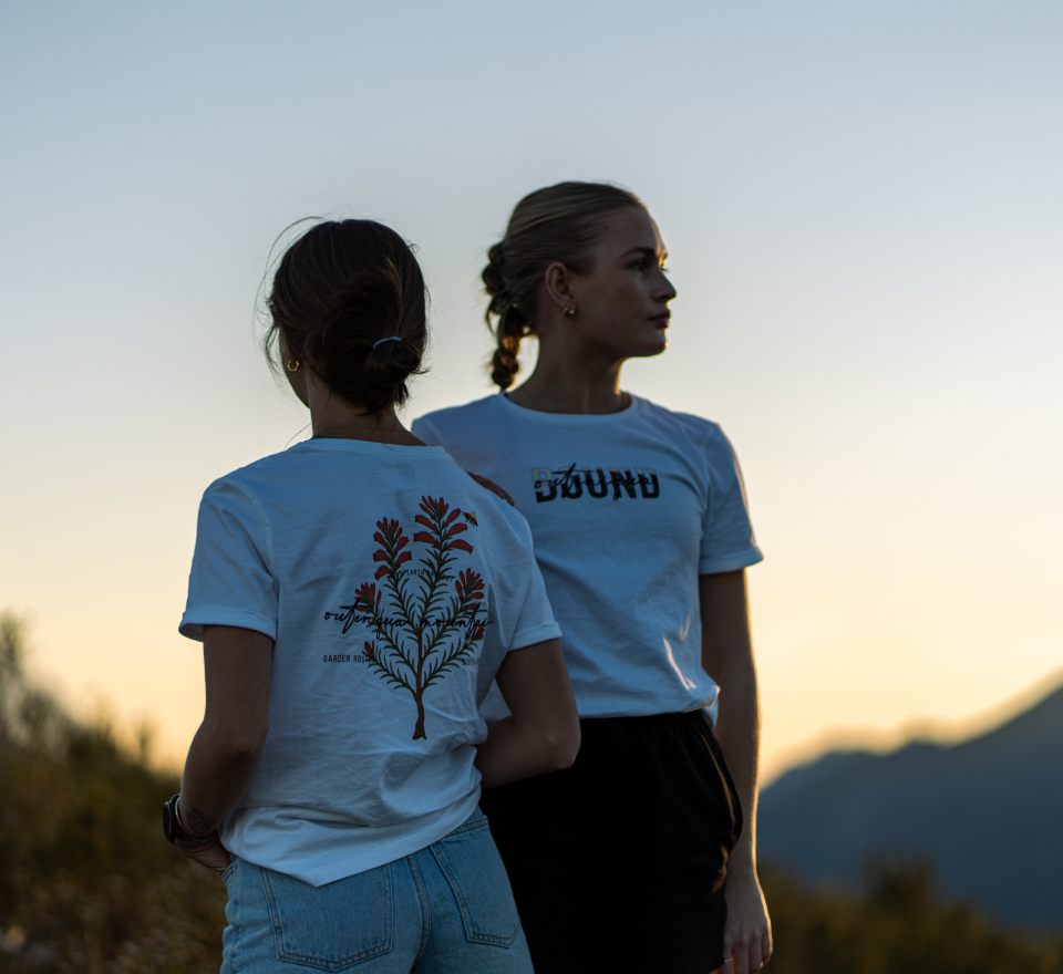 Two friends in Outeniqua Bound tees looking out over the hills